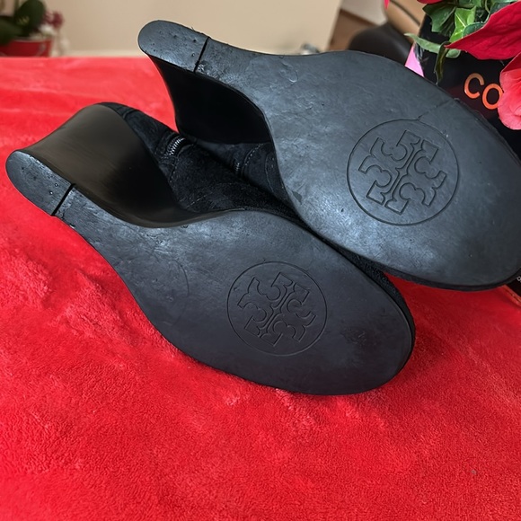 TORY BURCH LOGO SUEDE ANKLE BOOTIE - Picture 16 of 16